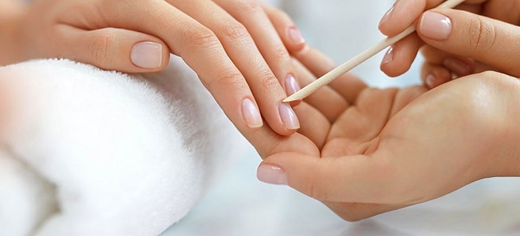 Manicure er betegnelsen for skønhedspleje af hænder og negle. En manicure behandling består af oliebad, formning af negle og neglebånd, peeling samt håndmassage.